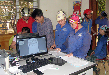 Công nhân Công ty cổ phần Xây dựng Quang Thịnh, huyện Văn Chấn được lĩnh lương đúng định kỳ.
